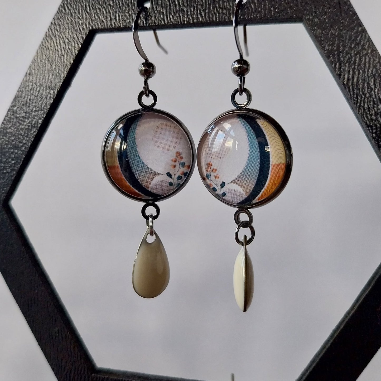 Boucles d'oreilles & cabochon en verre bohème et breloque goutte en émail.