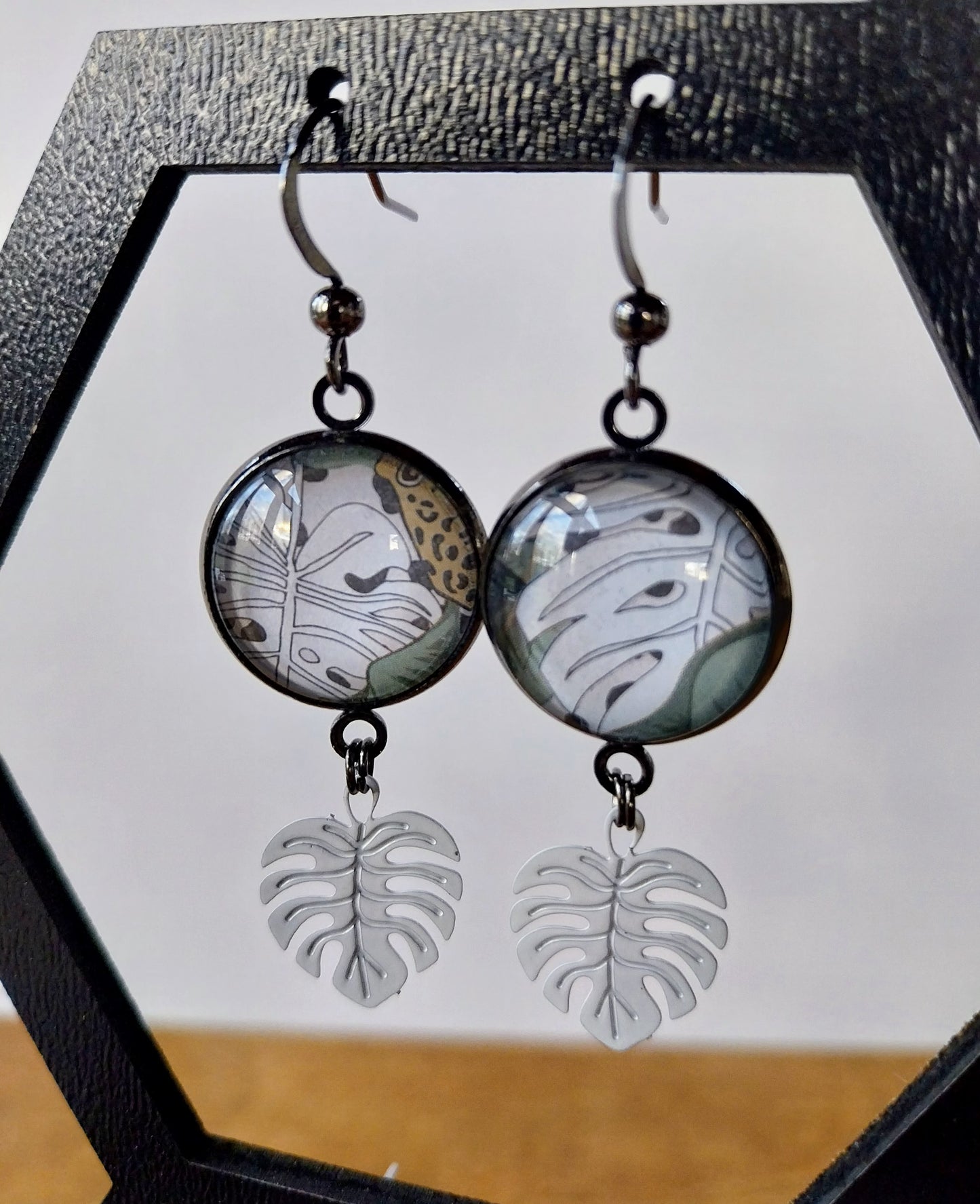 Boucles d'oreille cabochon bohème noir et blanc végétal avec breloque feuille