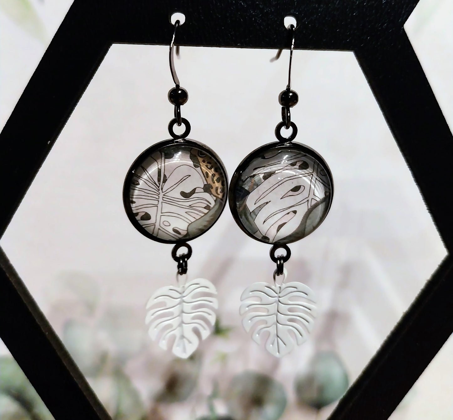 Boucles d'oreille cabochon bohème noir et blanc végétal avec breloque feuille