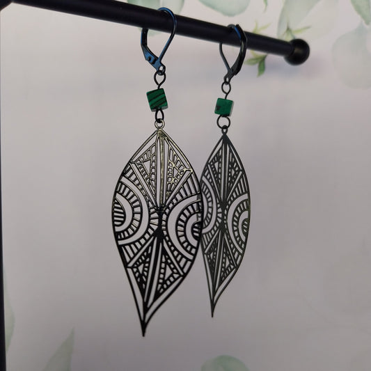 Boucles pendantes noires et malachite vertes et noires.