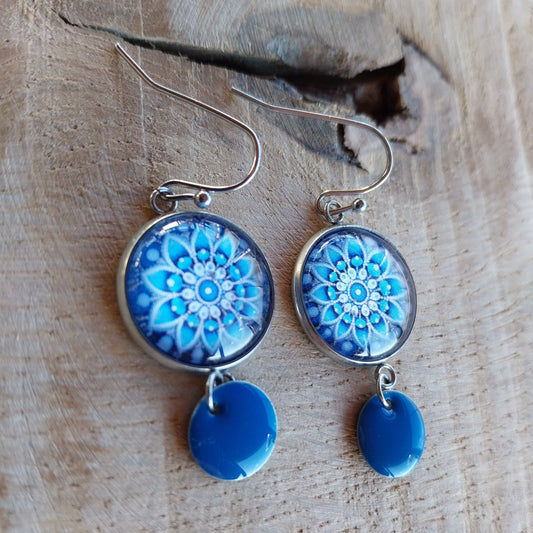 Boucles d'oreille cabochon mandala & breloque en en émail bleu.