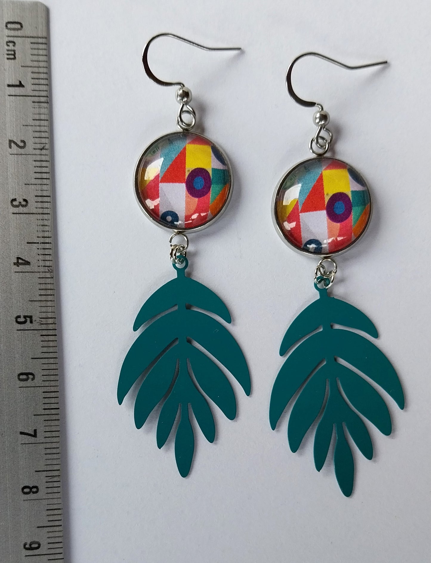 Boucles d'oreille cabochons multicolores avec breloque feuille