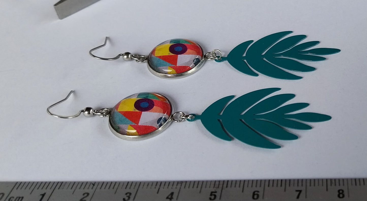 Boucles d'oreille cabochons multicolores avec breloque feuille