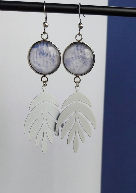 Boucles d'oreille cabochons bleus et blancs et breloque feuille blanche