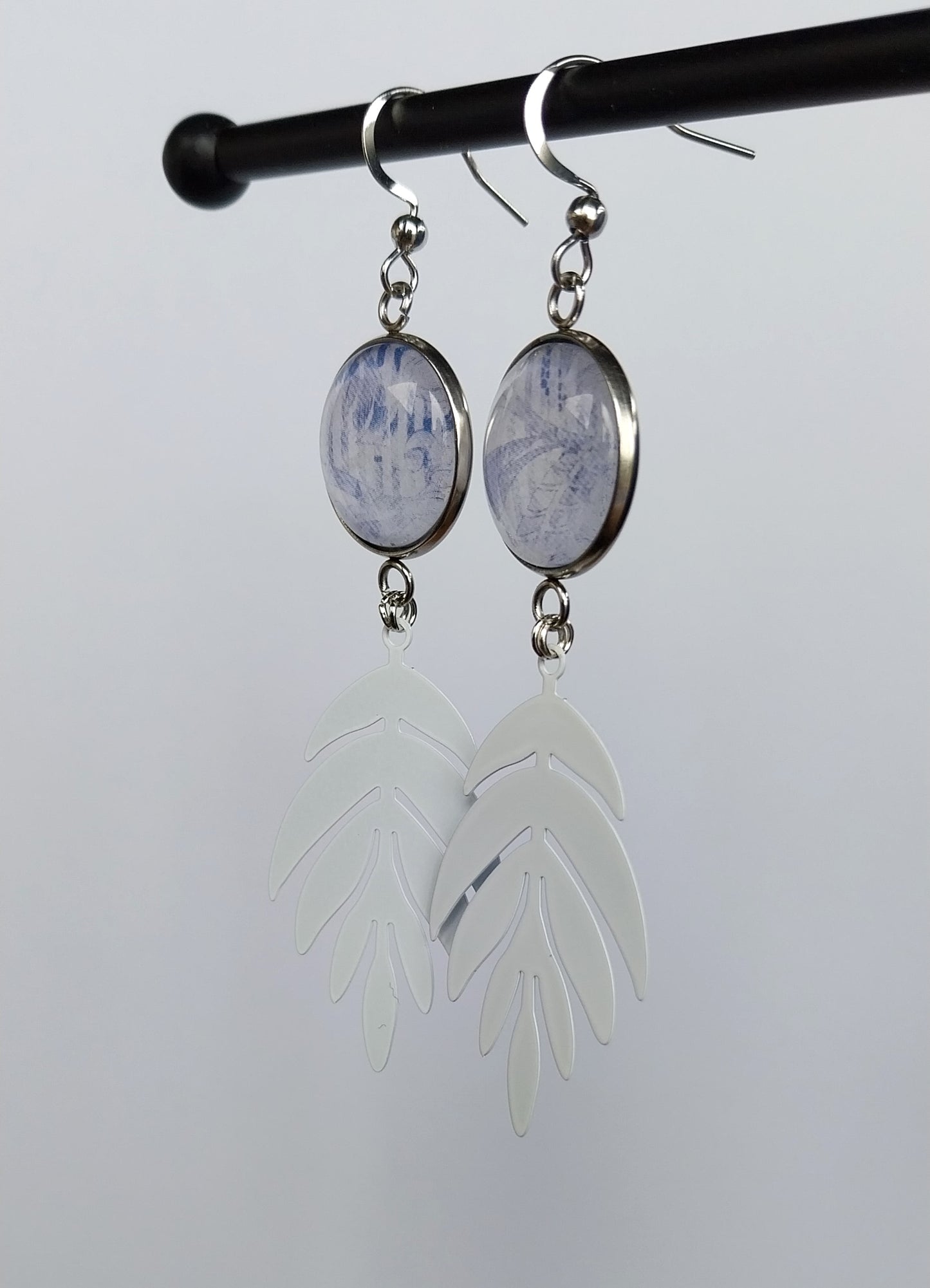 Boucles d'oreille cabochons bleus et blancs et breloque feuille blanche