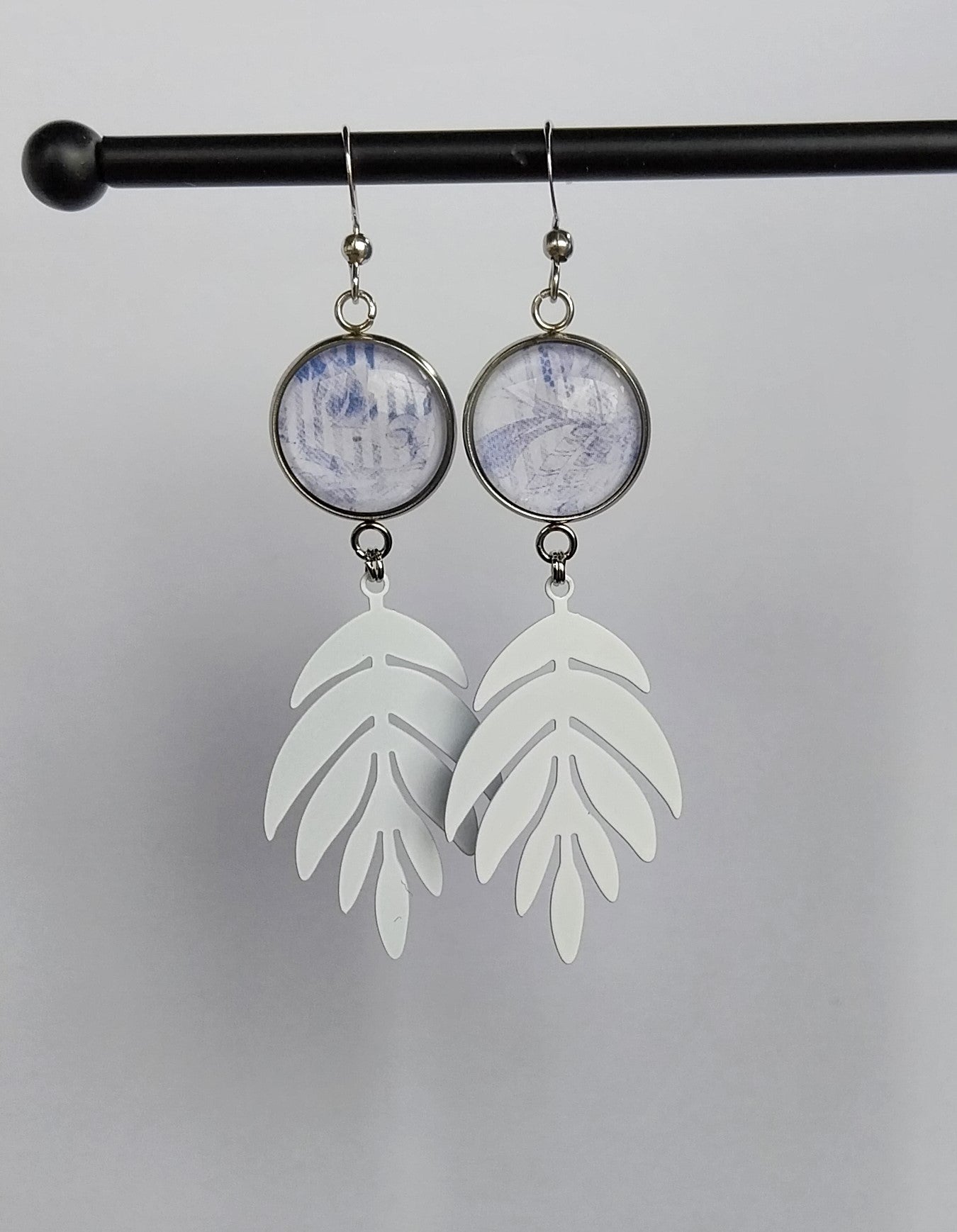 Boucles d'oreille cabochons bleus et blancs et breloque feuille blanche