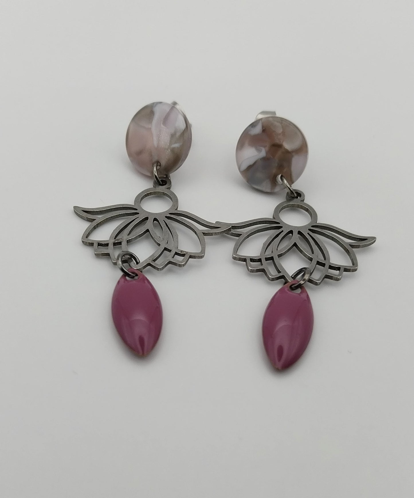 Boucles d'oreille mauve fleur de lotus.