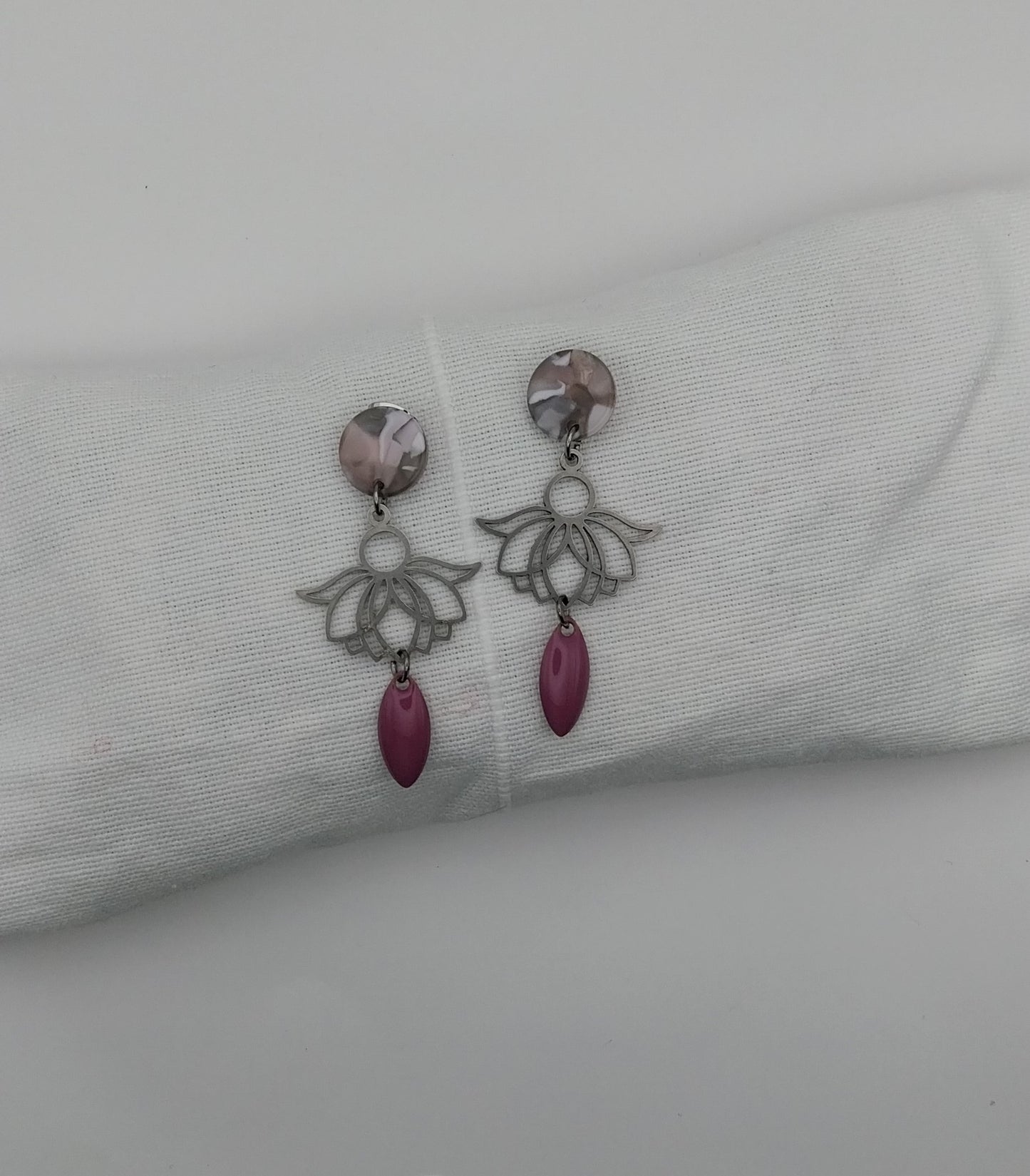 Boucles d'oreille mauve fleur de lotus.