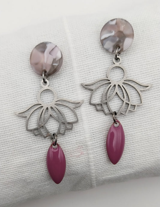 Boucles d'oreille mauve fleur de lotus.