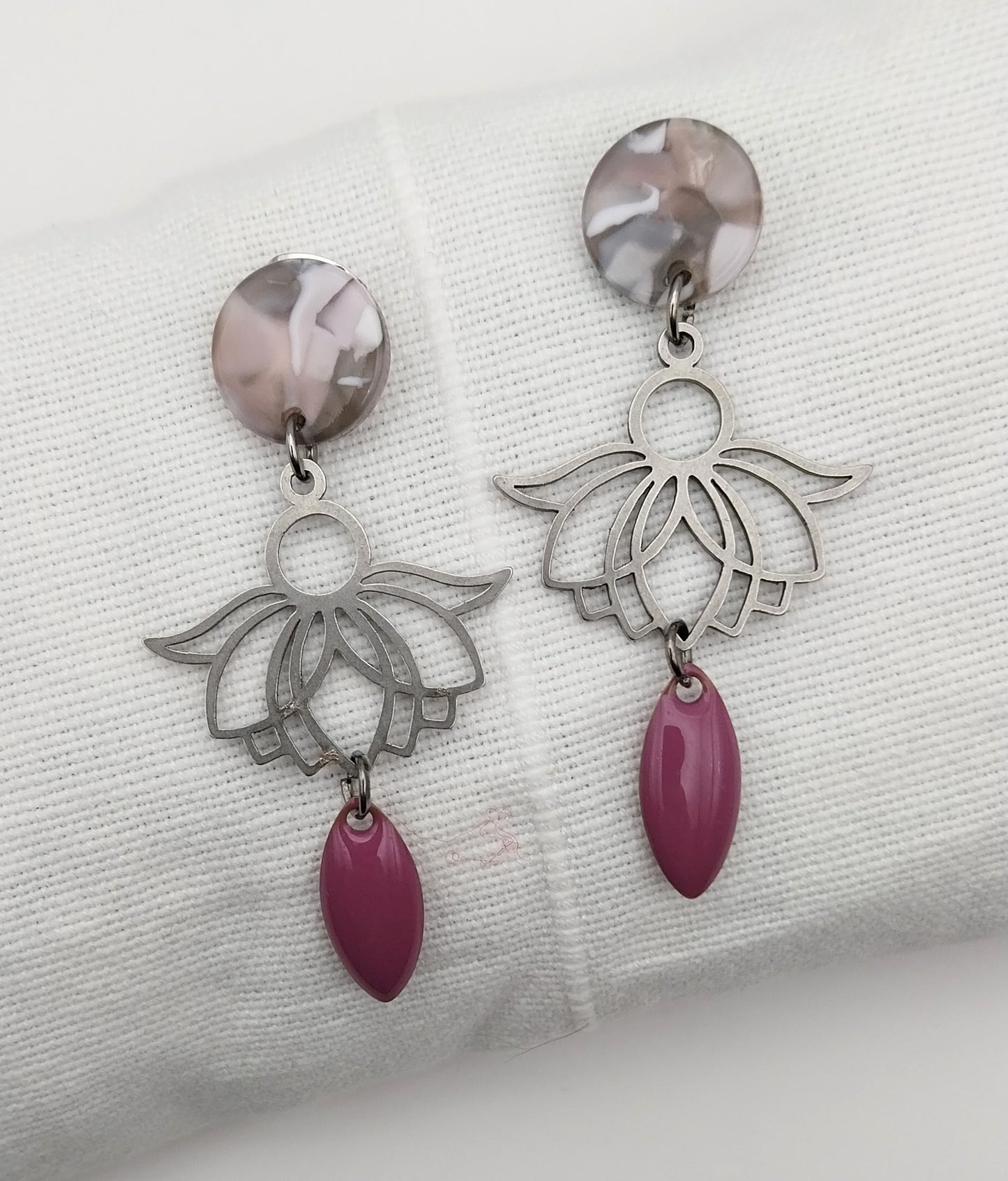 Boucles d'oreille mauve fleur de lotus.