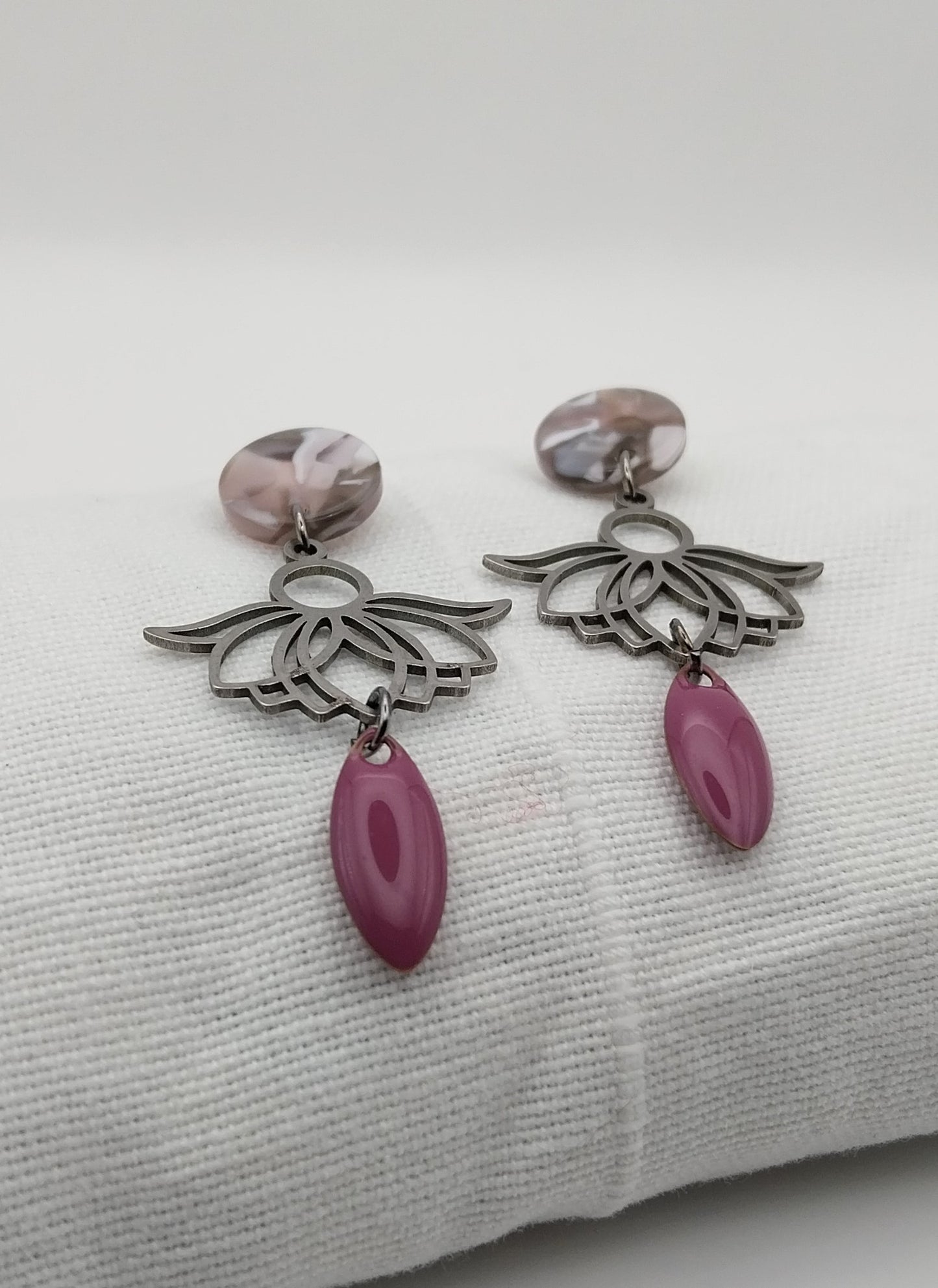 Boucles d'oreille mauve fleur de lotus.