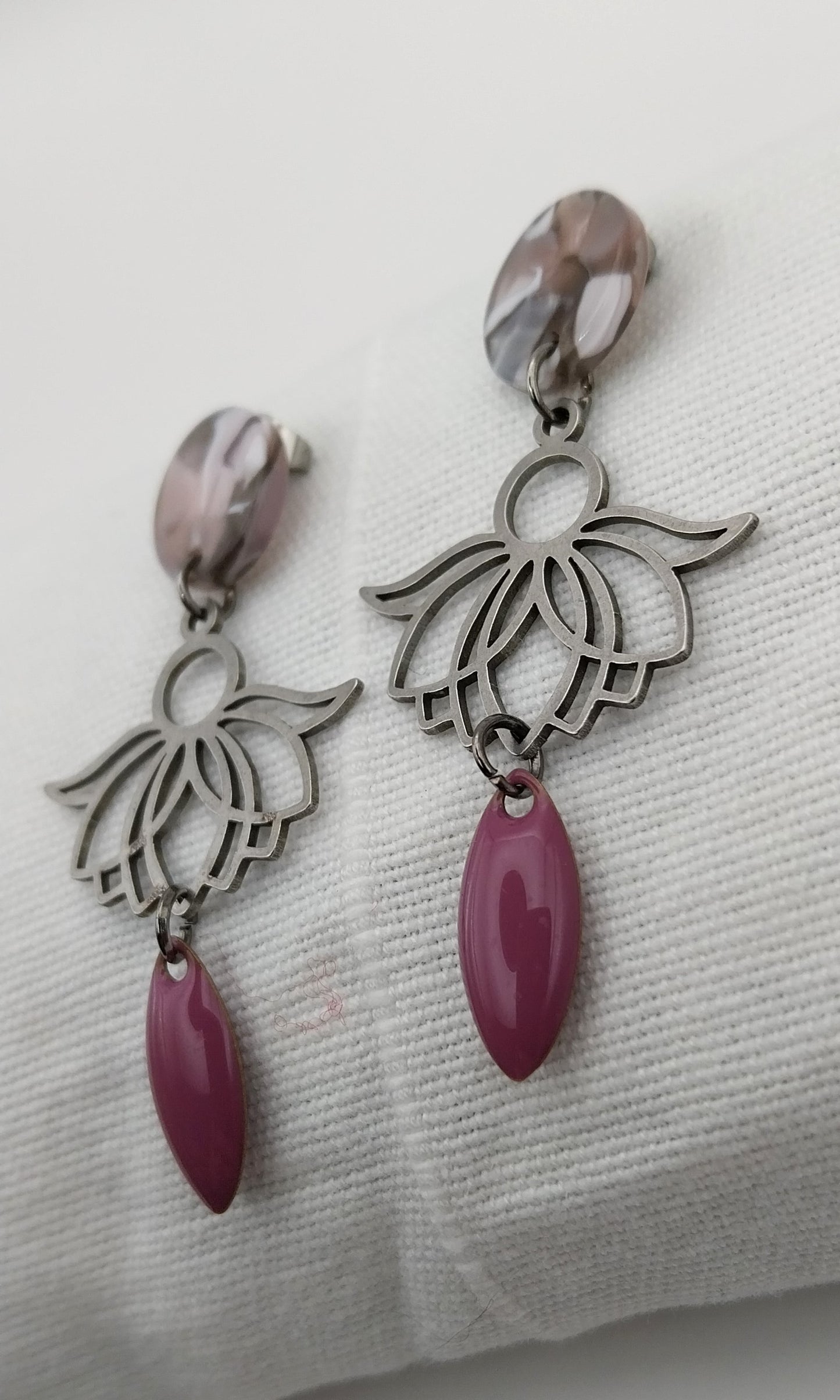 Boucles d'oreille mauve fleur de lotus.