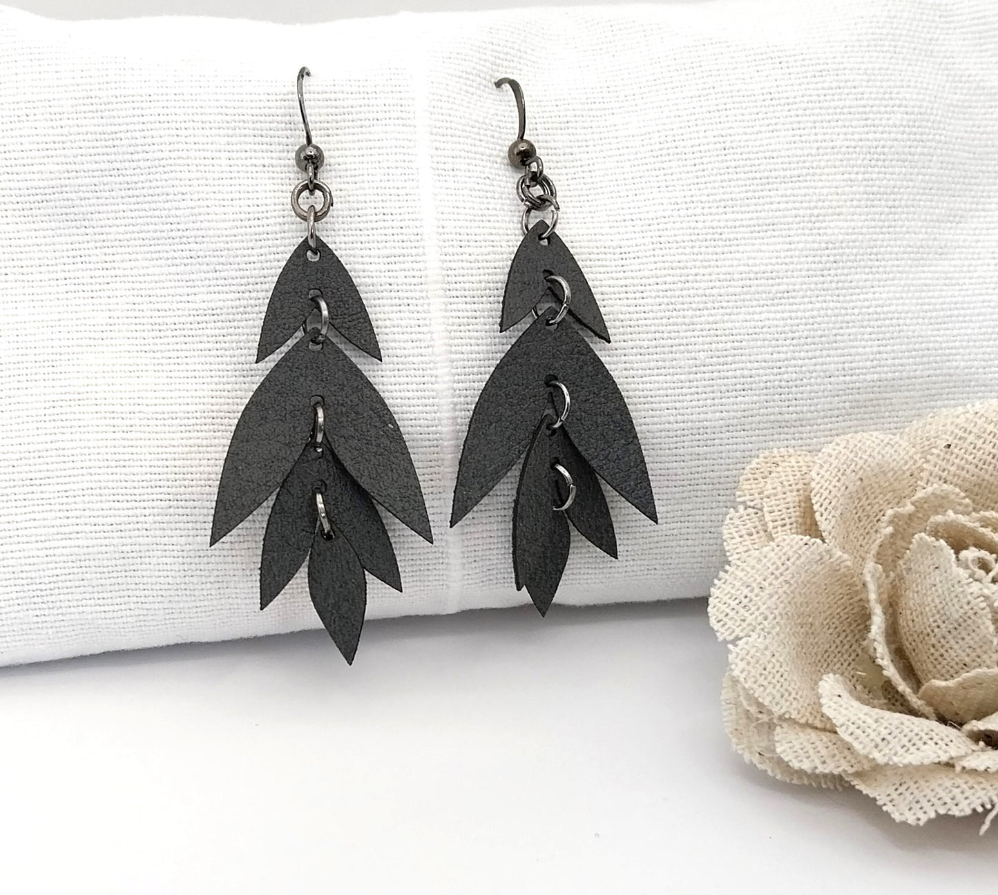 Boucles d'oreille pendantes bohèmes. Anthracite et argent