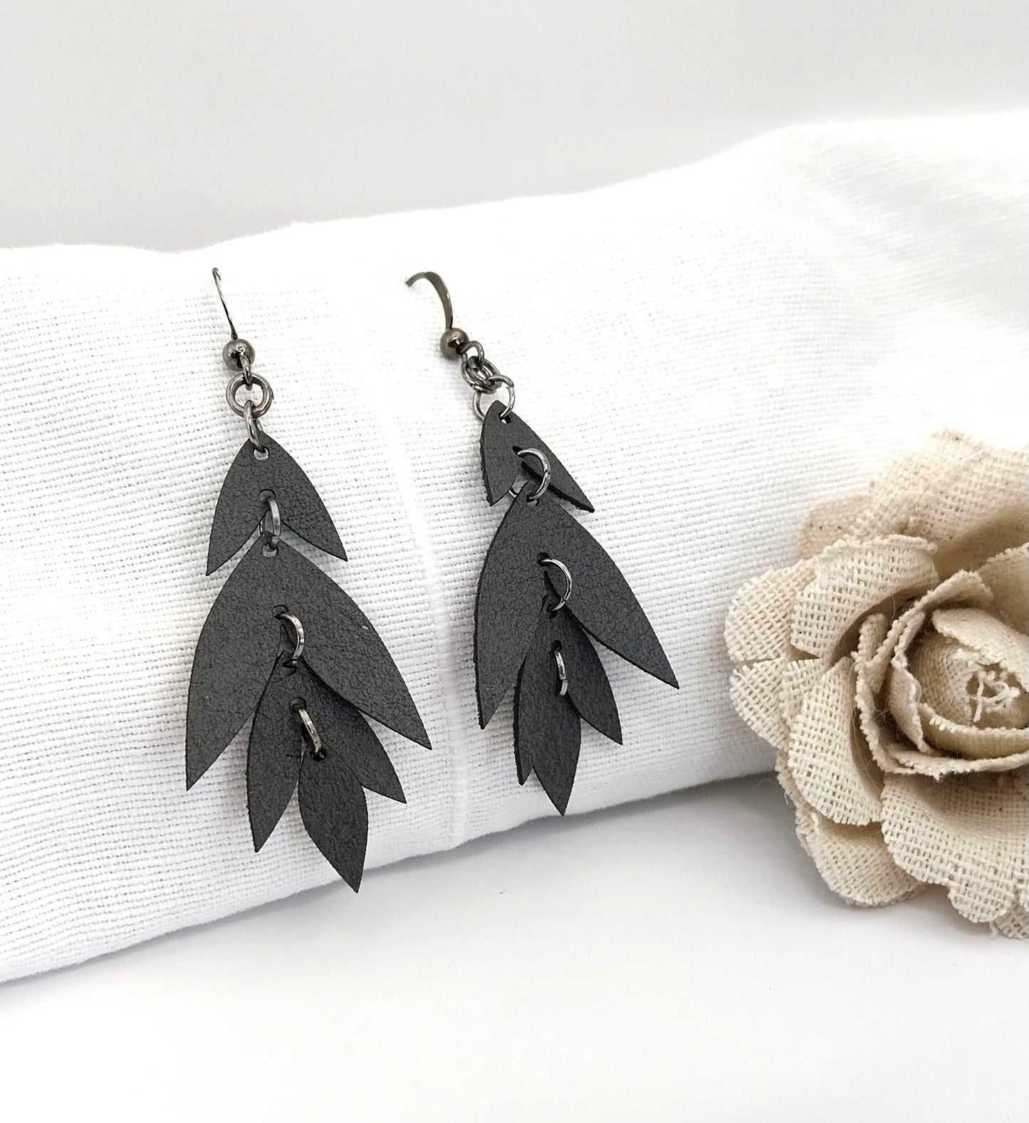 Boucles d'oreille pendantes bohèmes. Anthracite et argent