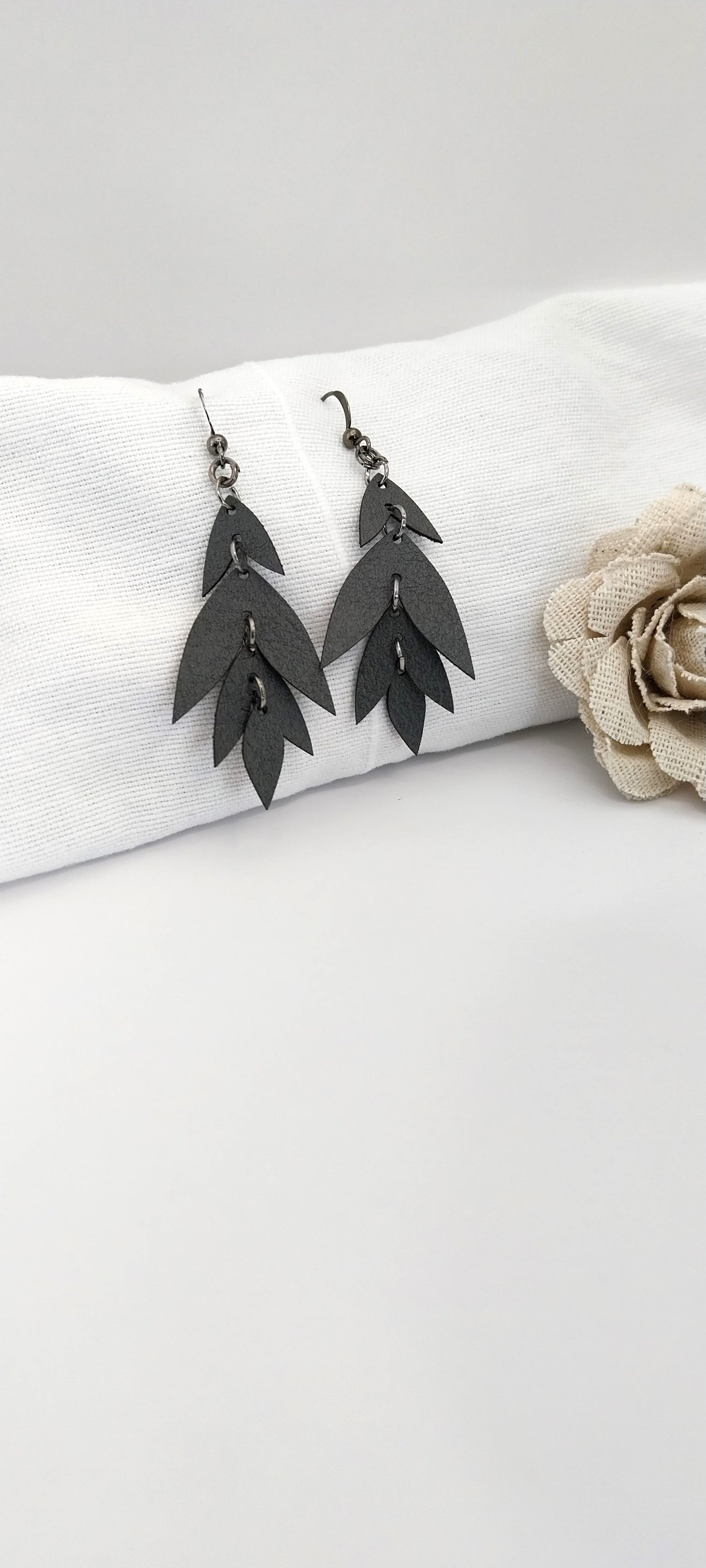 Boucles d'oreille pendantes bohèmes. Anthracite et argent