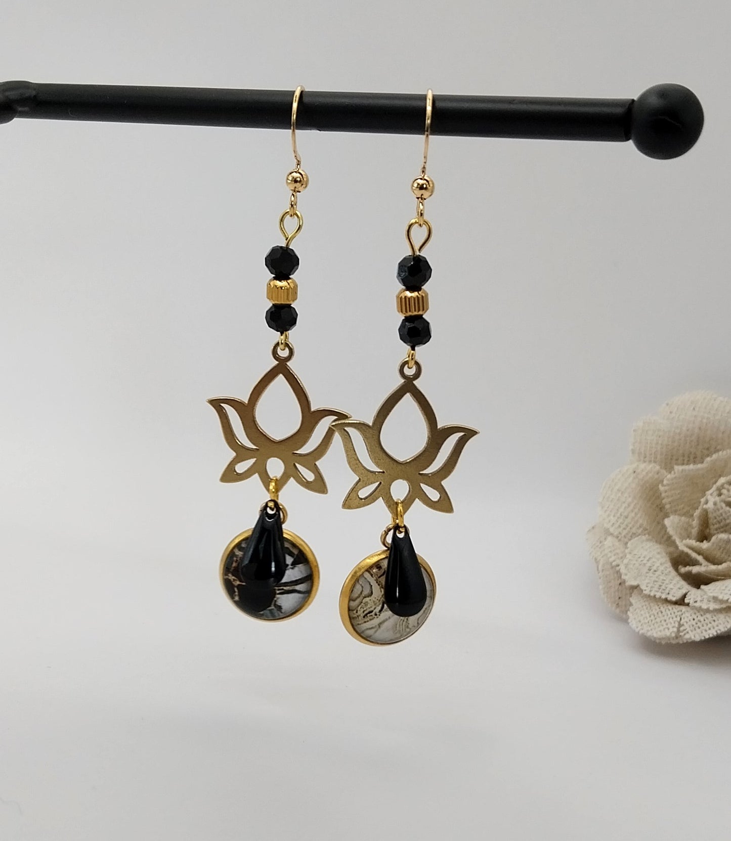 Boucles d'oreilles cabochon or noir et noir fleur de lotus