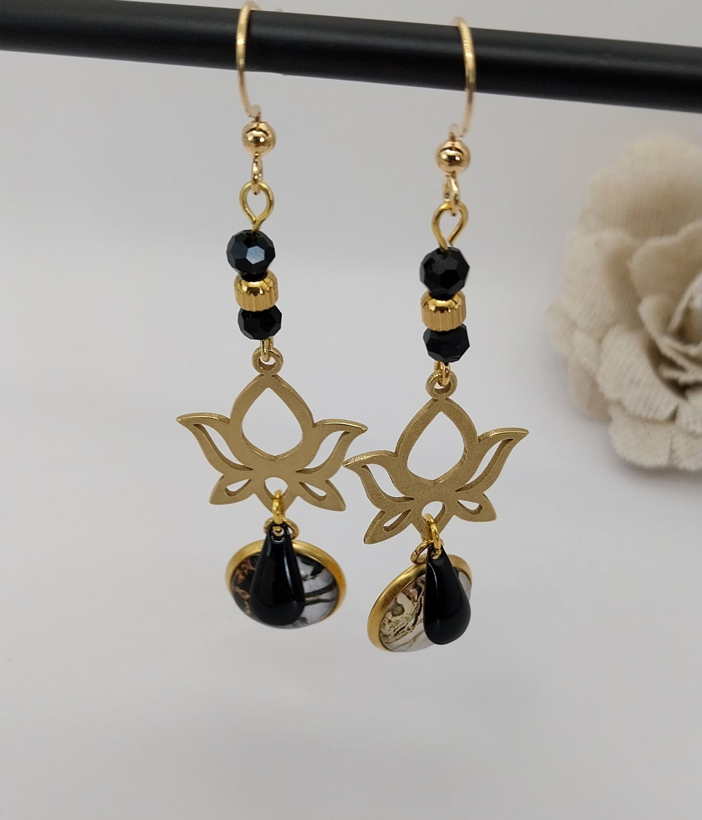 Boucles d'oreilles cabochon or noir et noir fleur de lotus