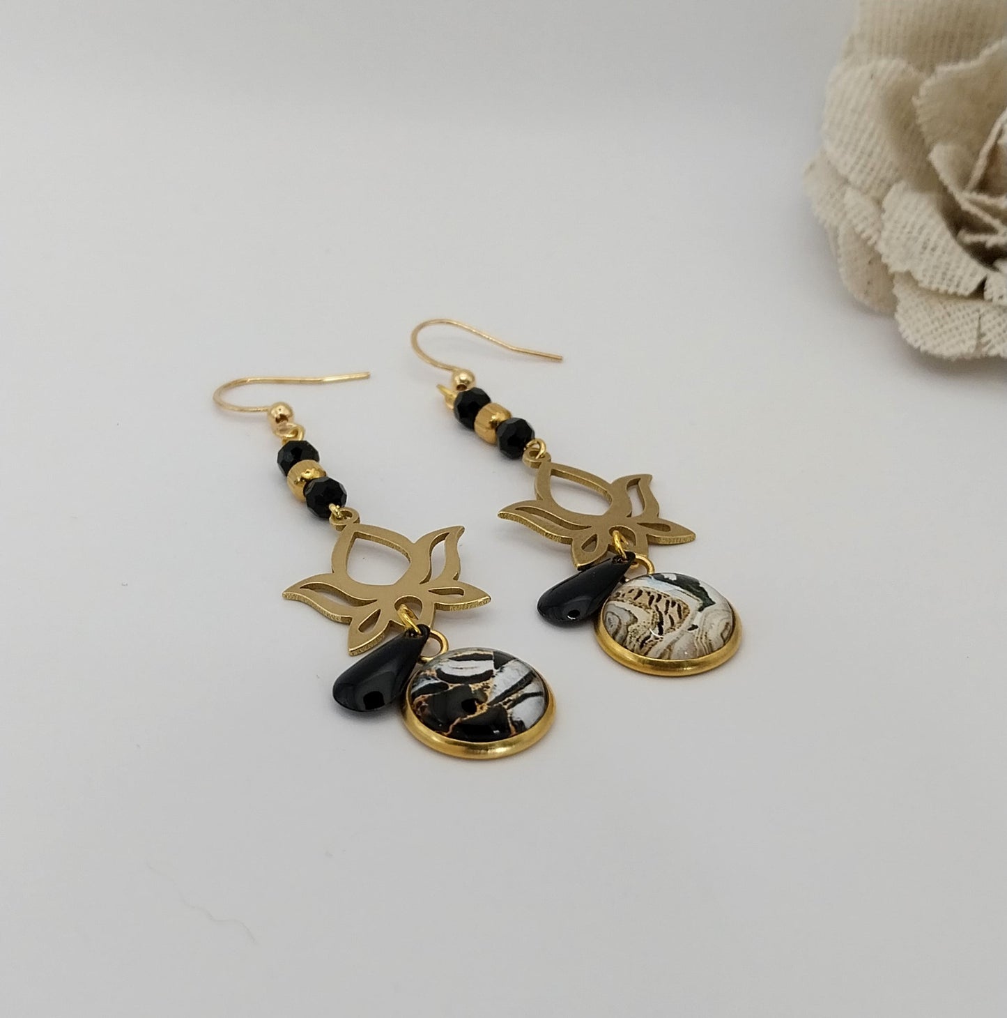 Boucles d'oreilles cabochon or noir et noir fleur de lotus