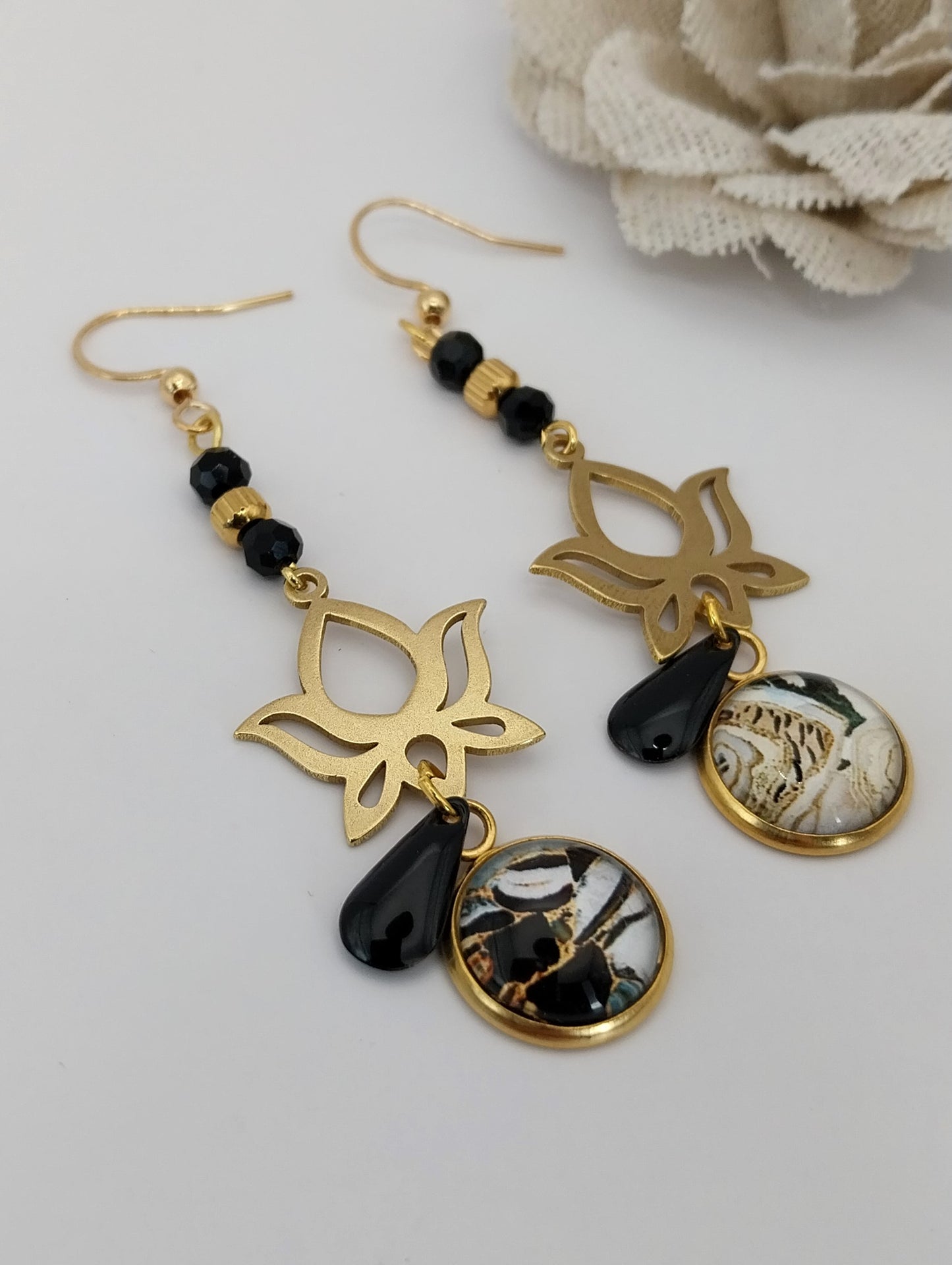 Boucles d'oreilles cabochon or noir et noir fleur de lotus