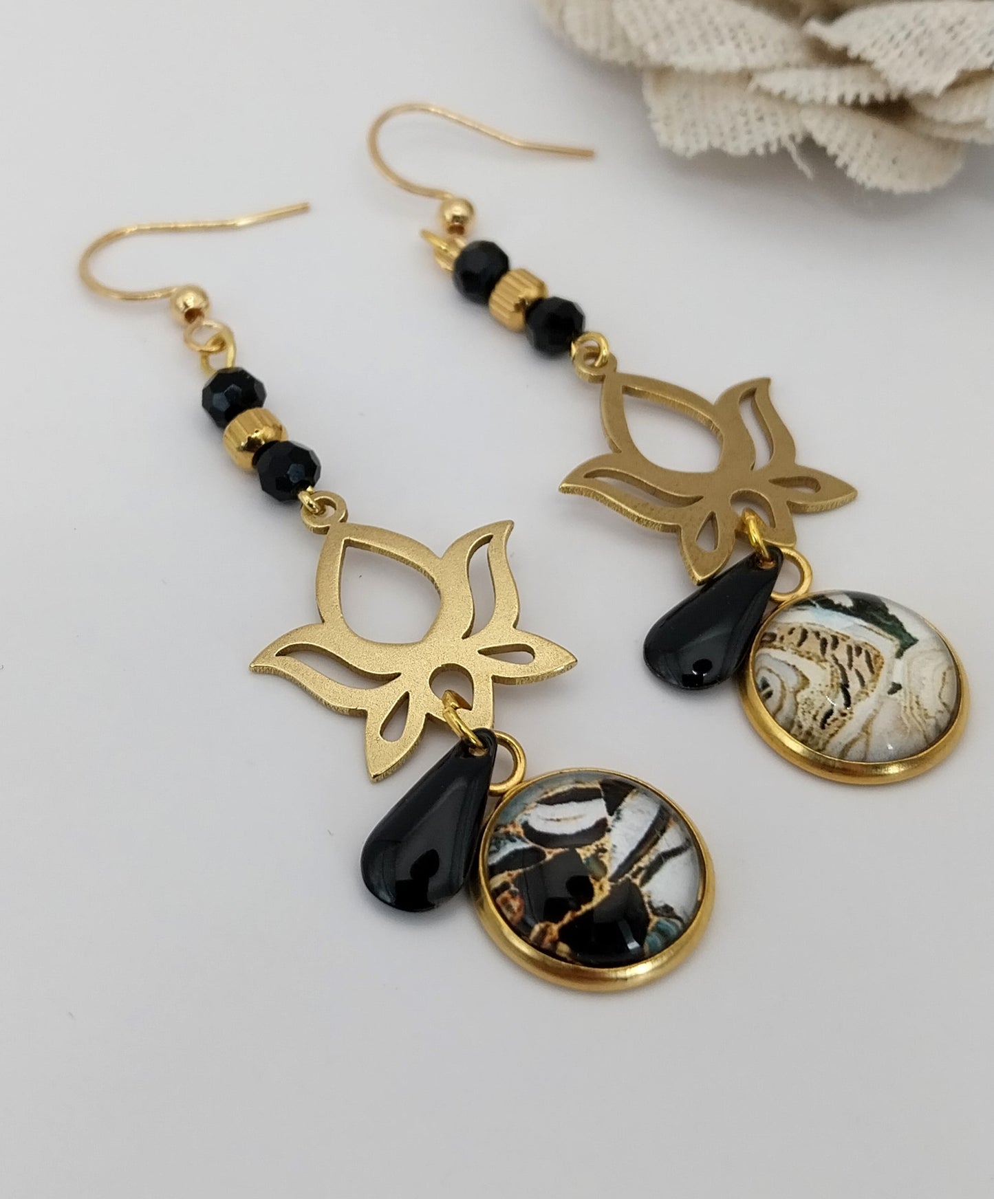 Boucles d'oreilles cabochon or noir et noir fleur de lotus