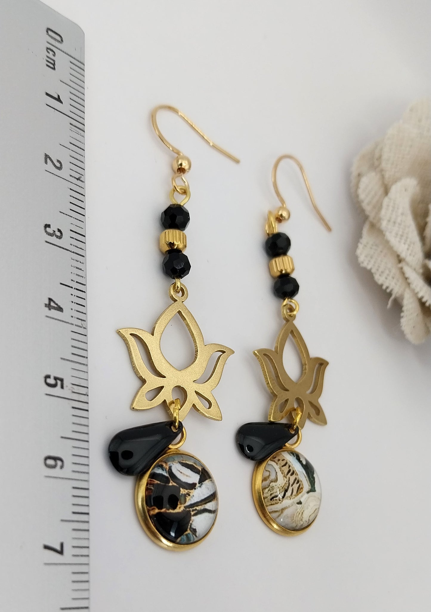 Boucles d'oreilles cabochon or noir et noir fleur de lotus