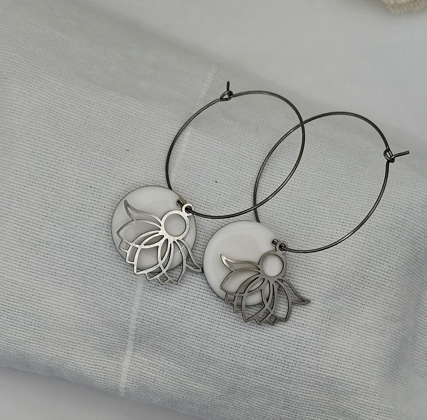 Créoles fleur de lotus et émail argent et blanc