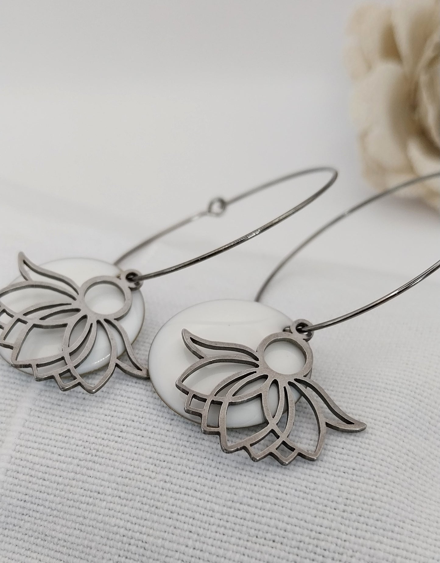 Créoles fleur de lotus et émail argent et blanc