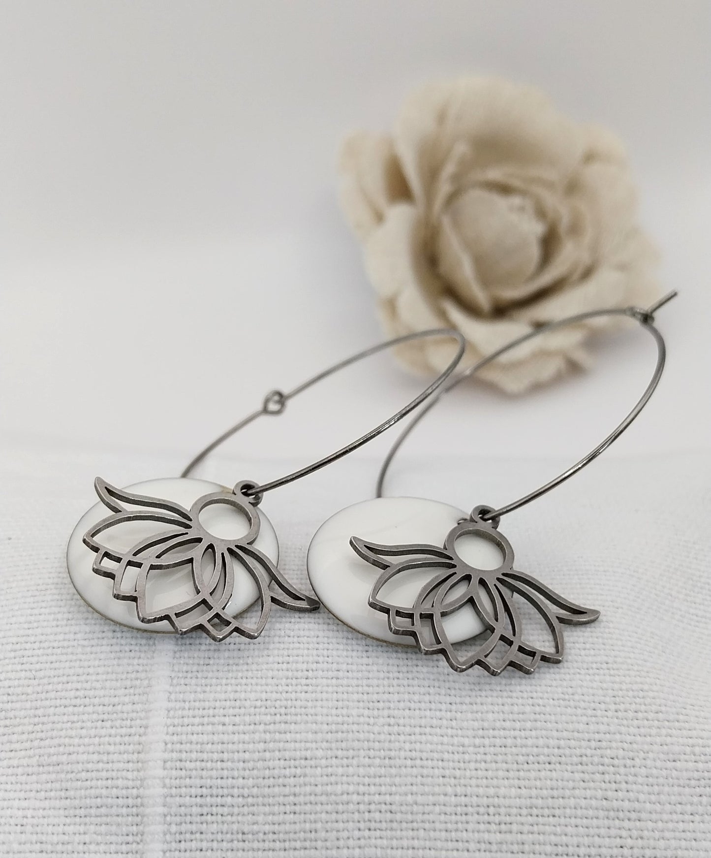 Créoles fleur de lotus et émail argent et blanc