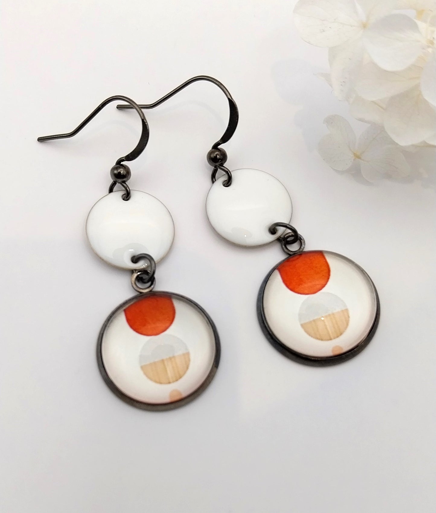 Boucles d'oreille cabochon graphique orangé et breloque émaillée