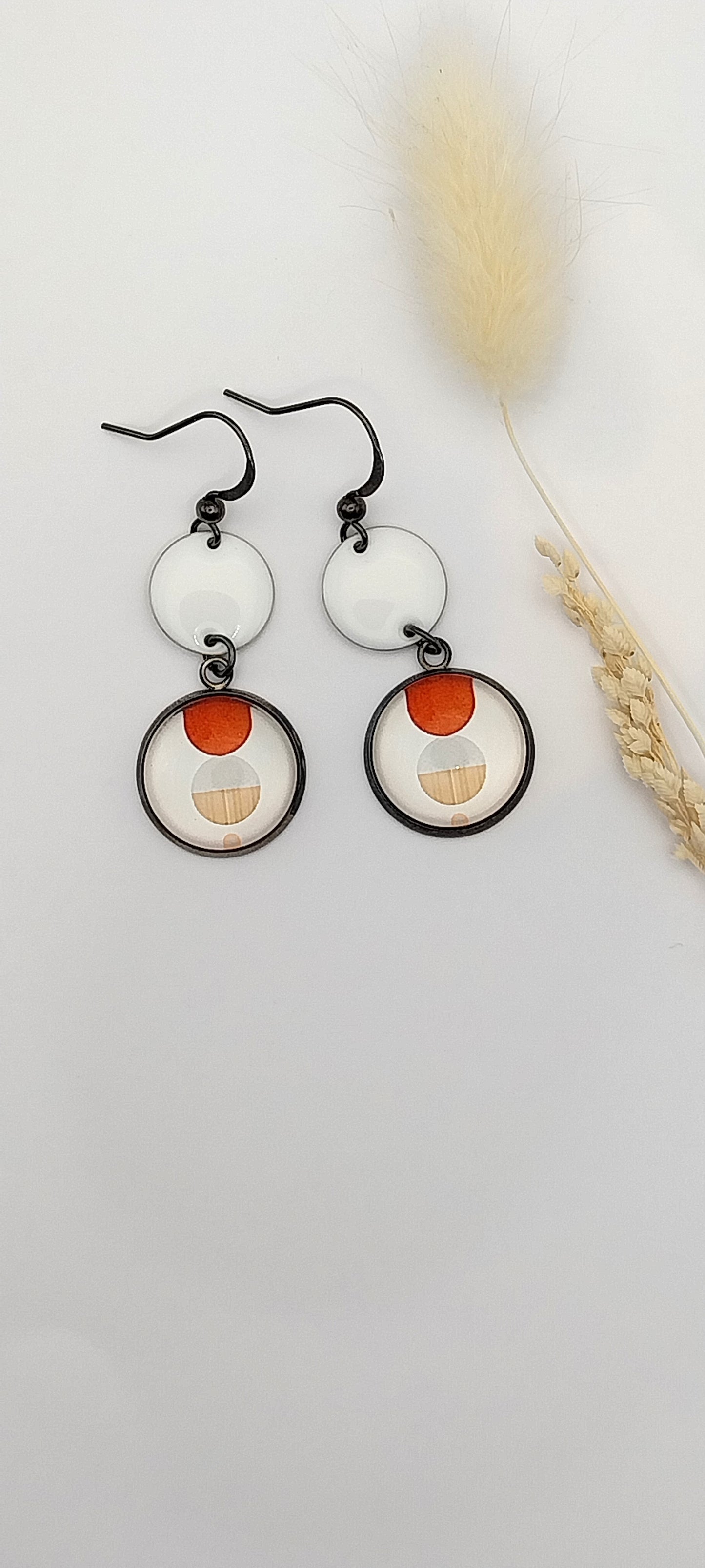 Boucles d'oreille cabochon graphique orangé et breloque émaillée