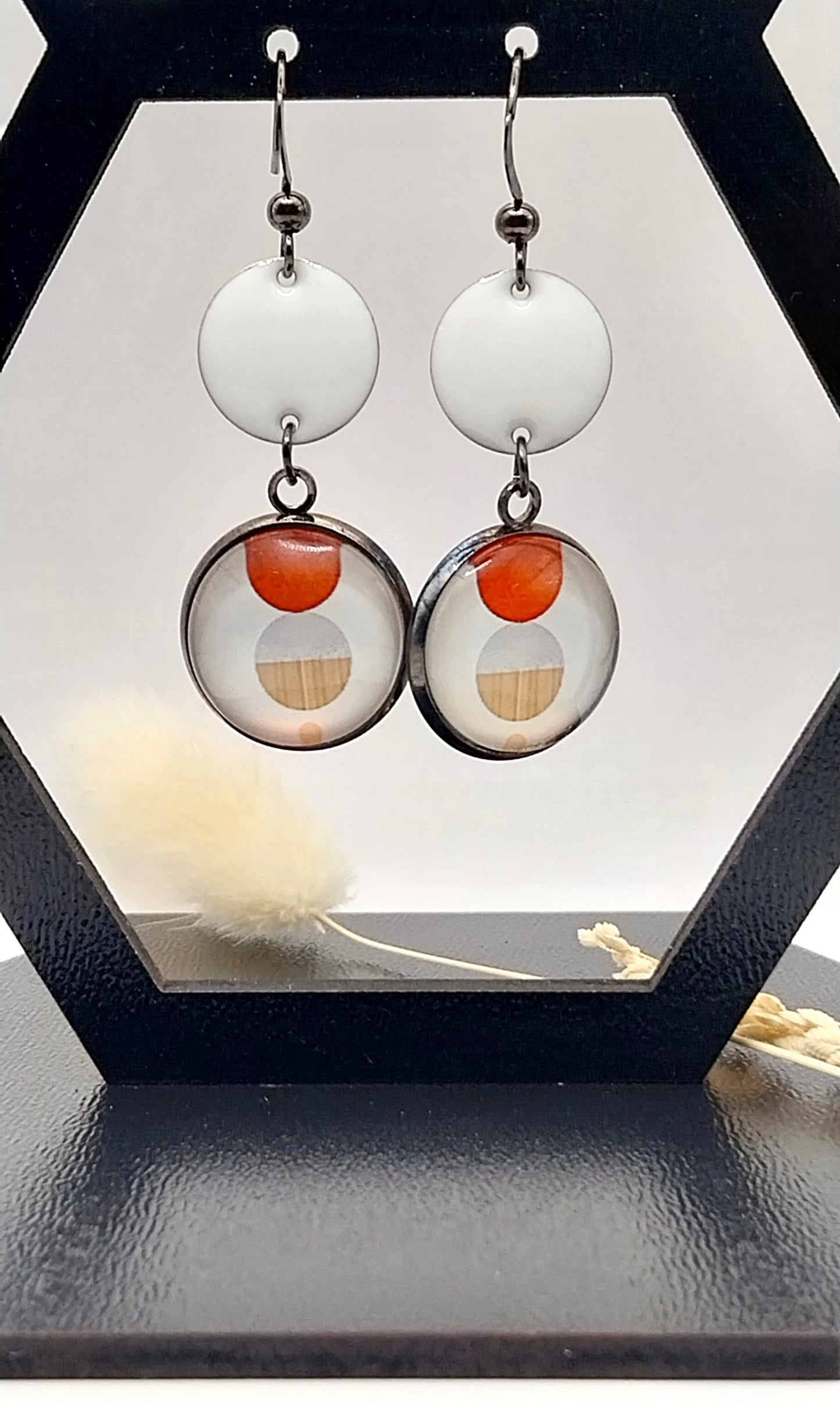 Boucles d'oreille cabochon graphique orangé et breloque émaillée