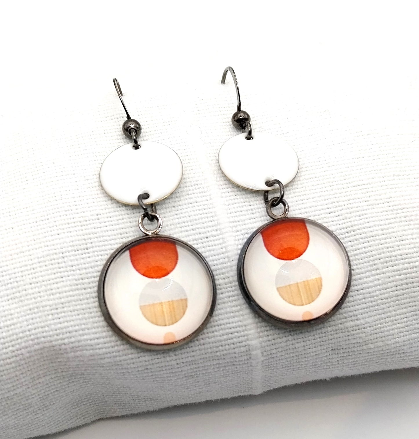 Boucles d'oreille cabochon graphique orangé et breloque émaillée