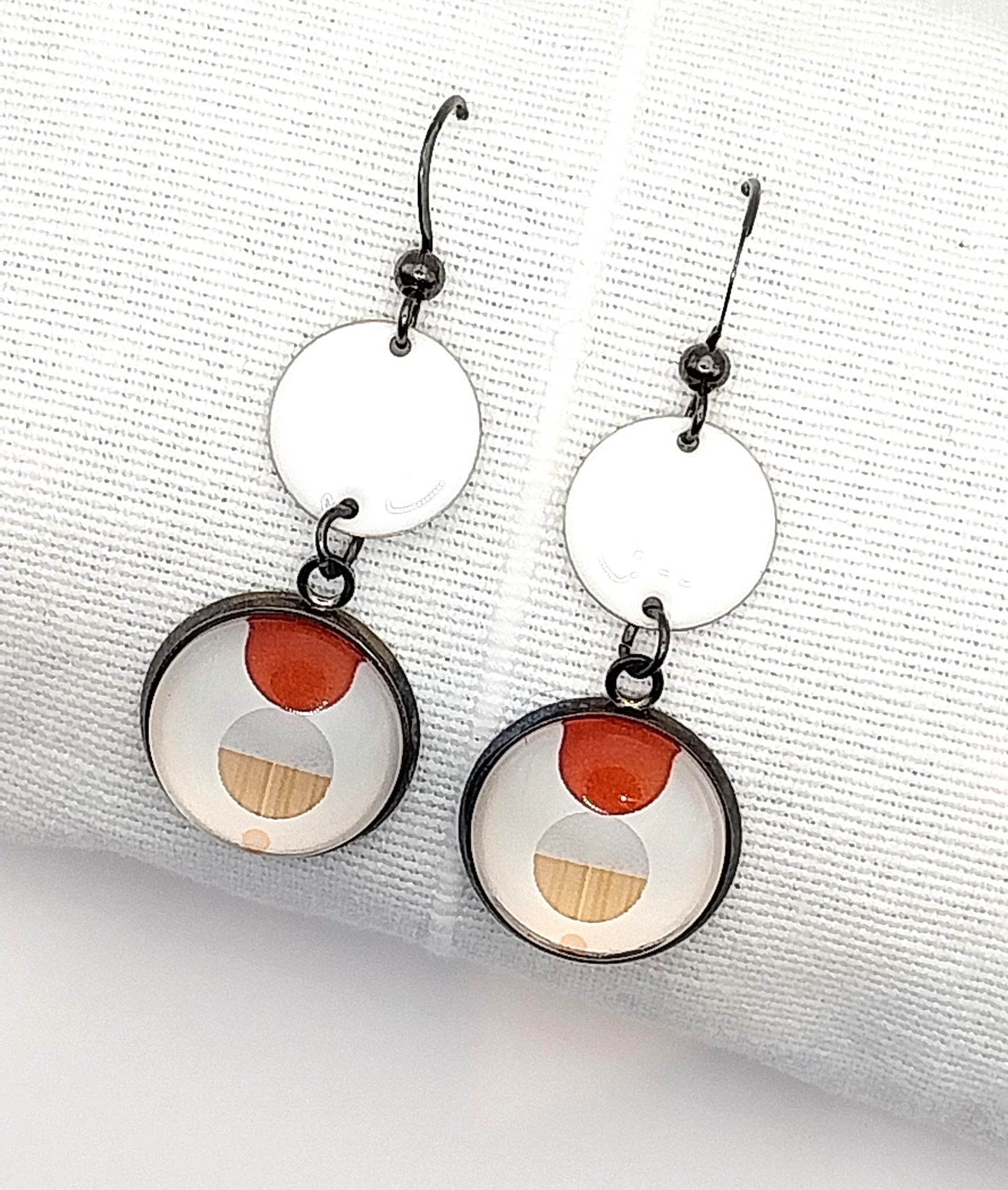 Boucles d'oreille cabochon graphique orangé et breloque émaillée