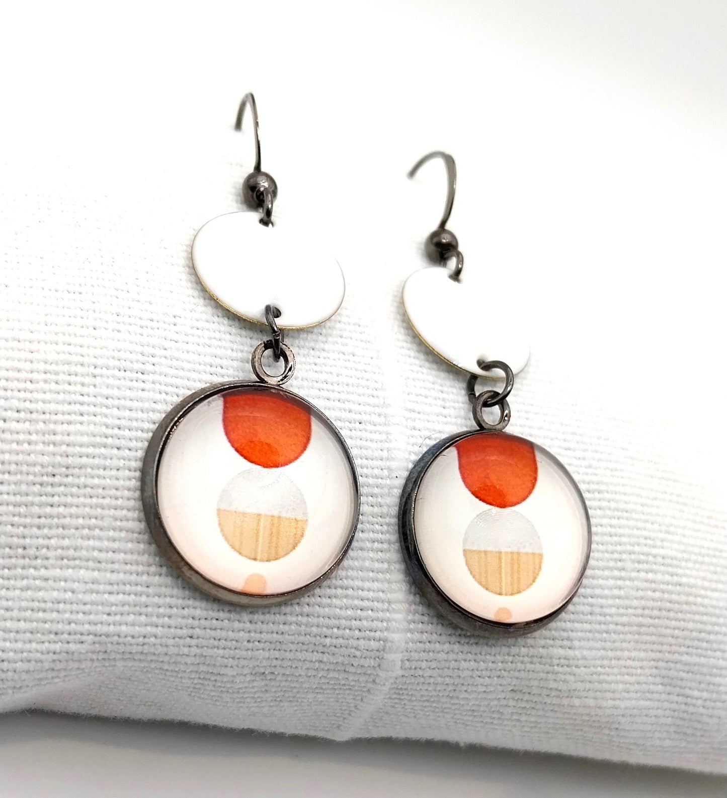 Boucles d'oreille cabochon graphique orangé et breloque émaillée