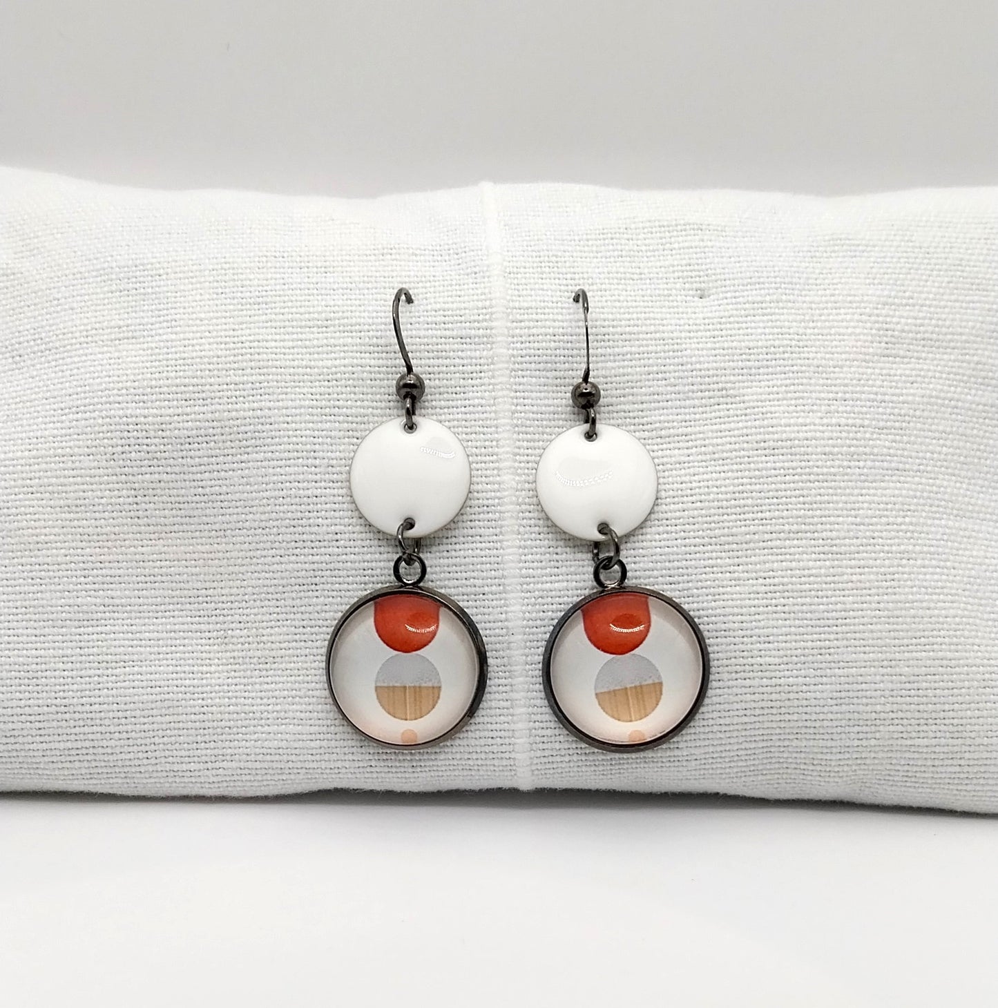 Boucles d'oreille cabochon graphique orangé et breloque émaillée