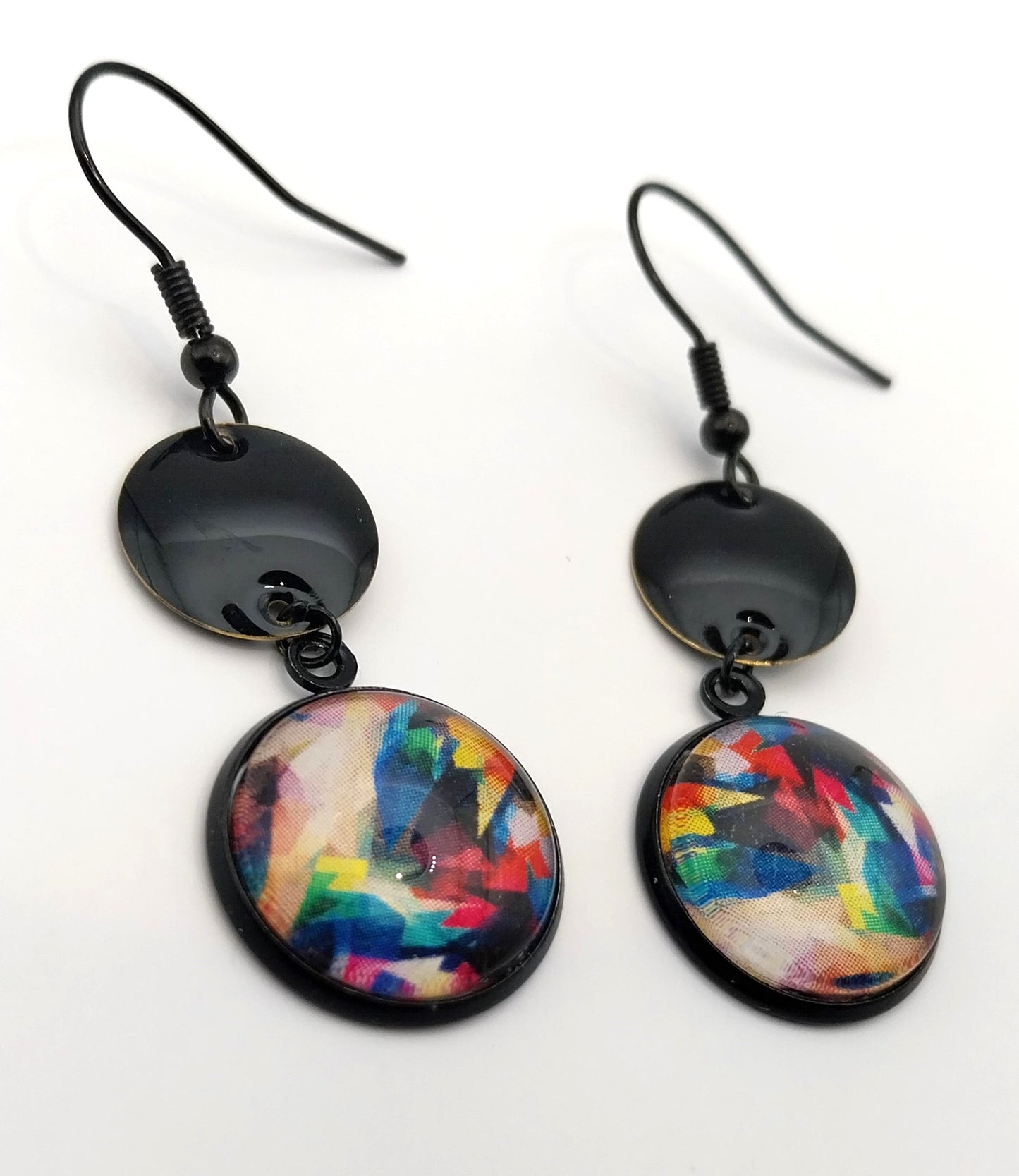 Boucles d'oreille cabochon graphique multicolore et breloque émaillée