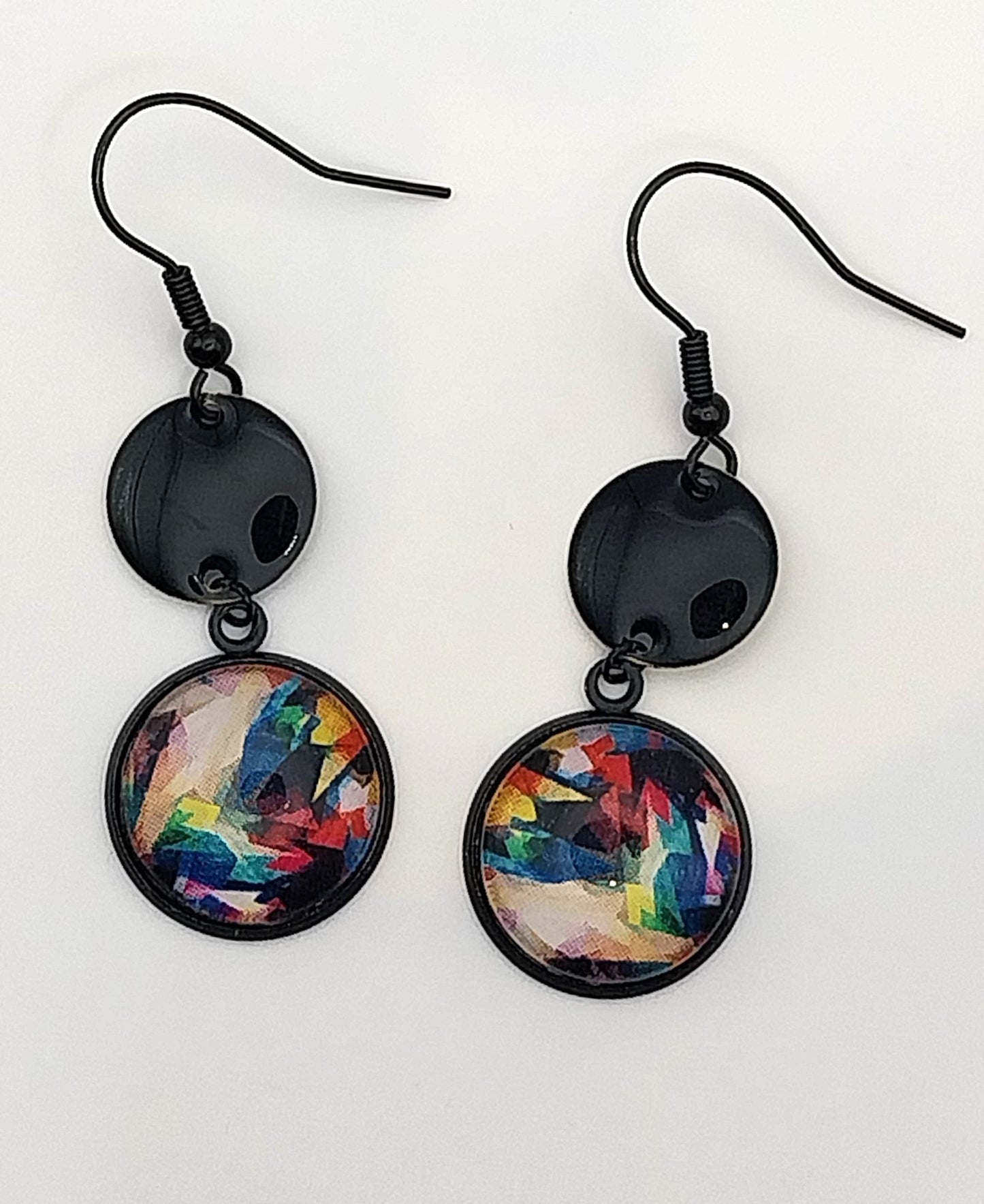 Boucles d'oreille cabochon graphique multicolore et breloque émaillée