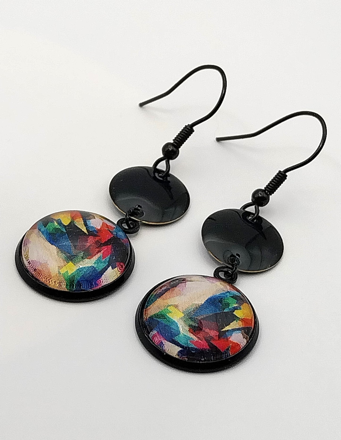 Boucles d'oreille cabochon graphique multicolore et breloque émaillée