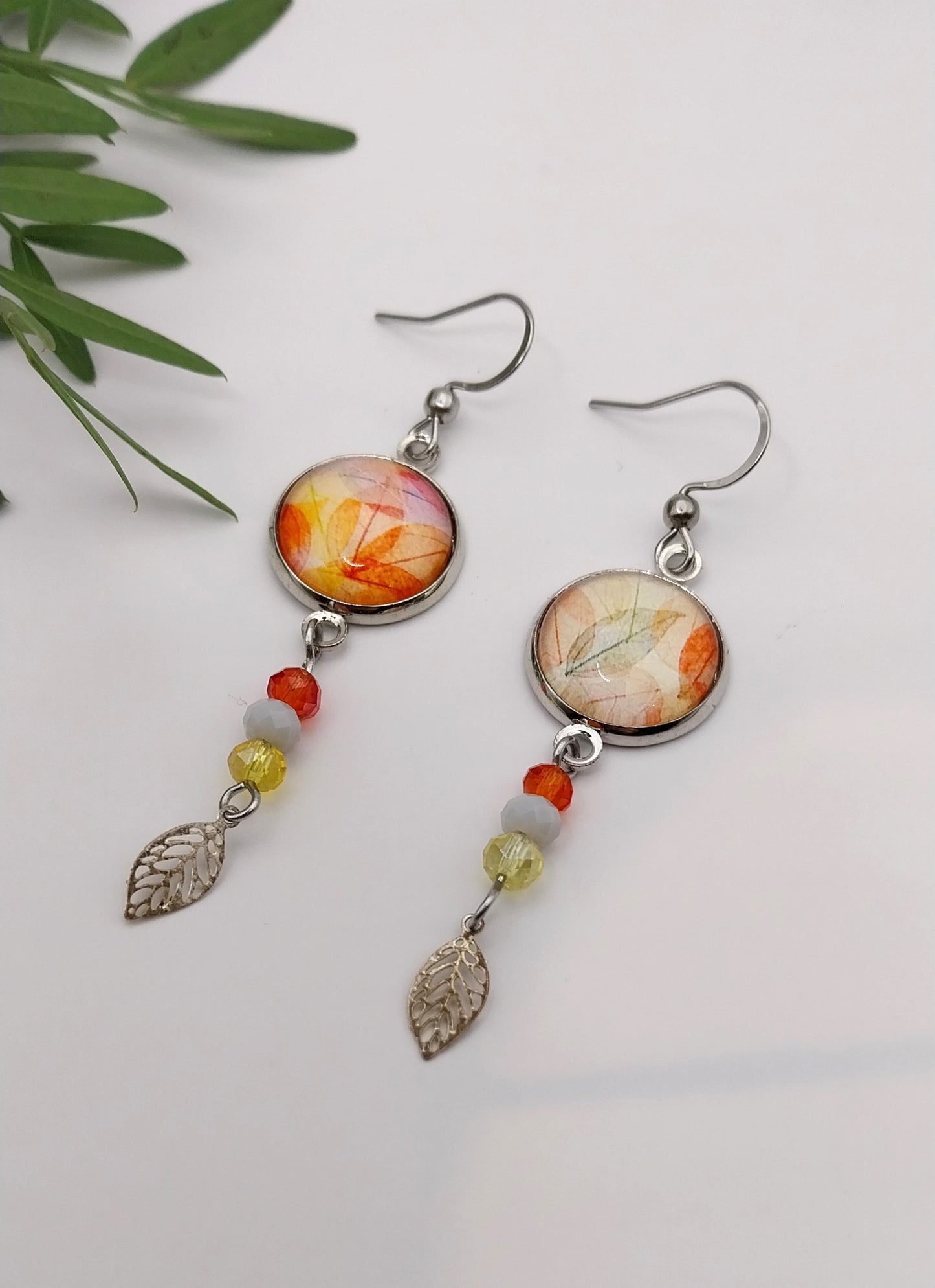 Boucles d'oreille feuillage orangé perles & cabochon