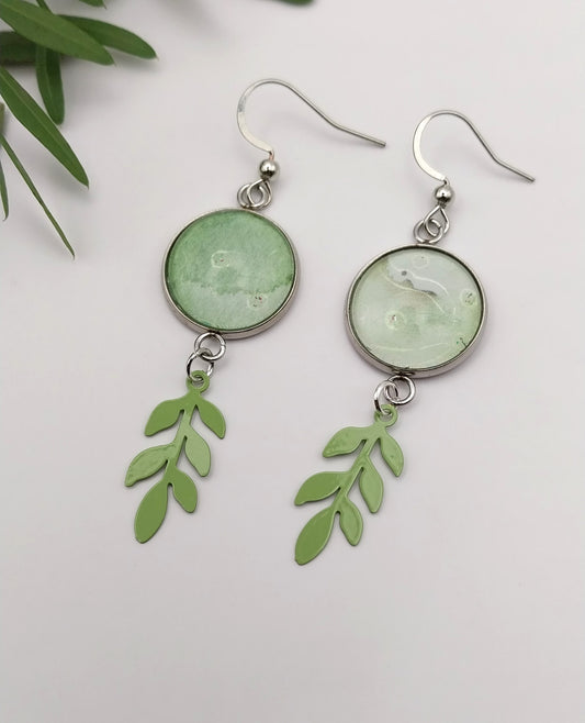 Boucles d'oreille cabochon vert tendre et feuilles