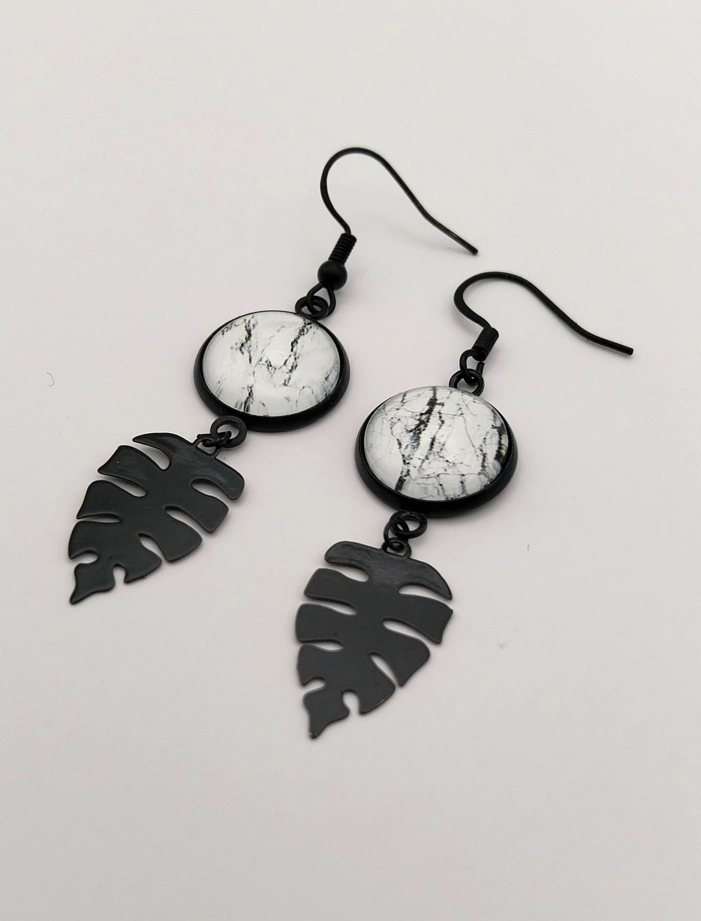 Boucles d'oreille cabochon  marbré noir et blanc et breloque feuille tropicale