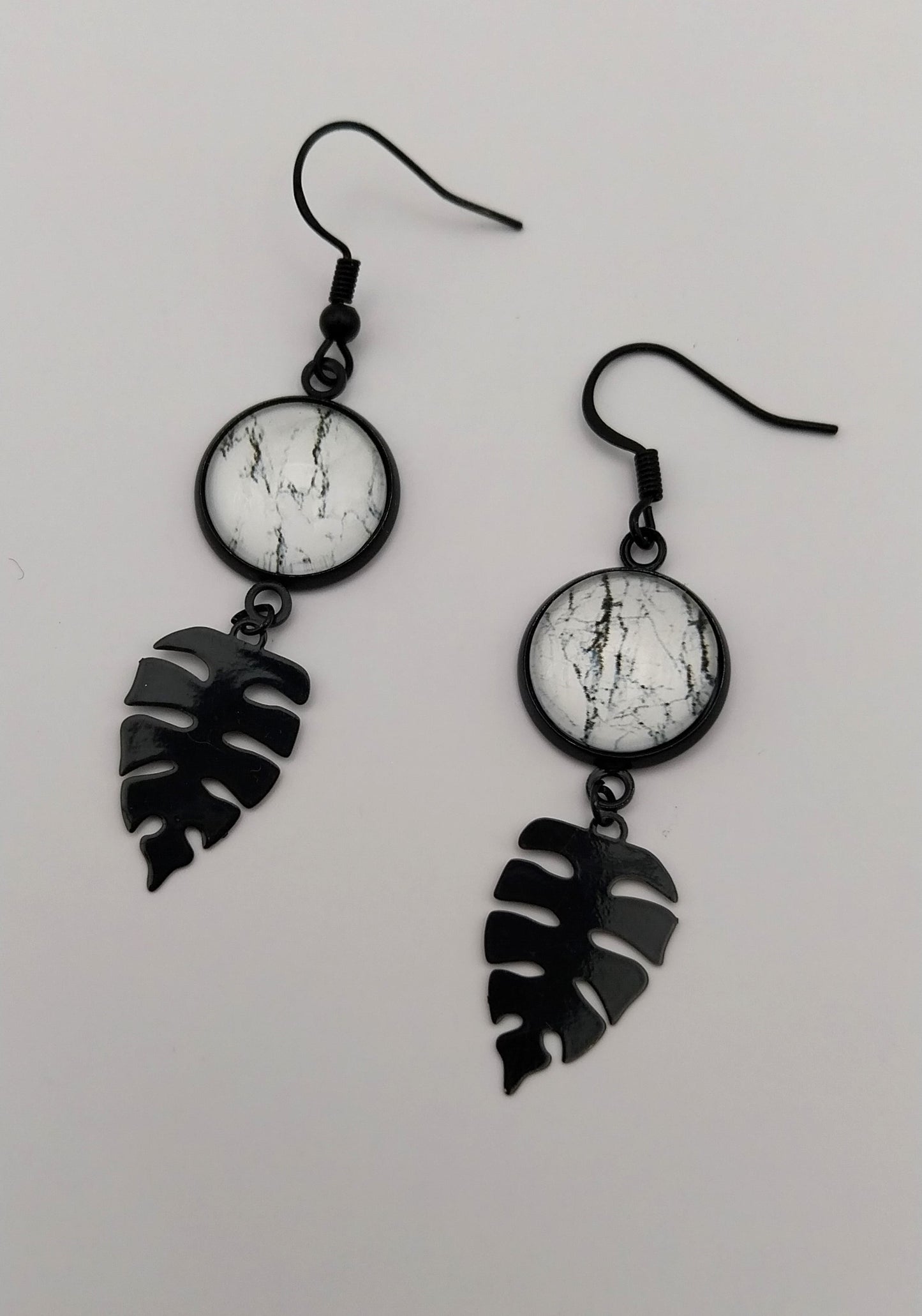 Boucles d'oreille cabochon  marbré noir et blanc et breloque feuille tropicale