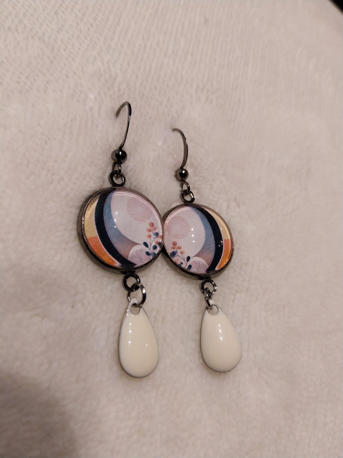 Boucles d'oreilles & cabochon en verre bohème et breloque goutte en émail.