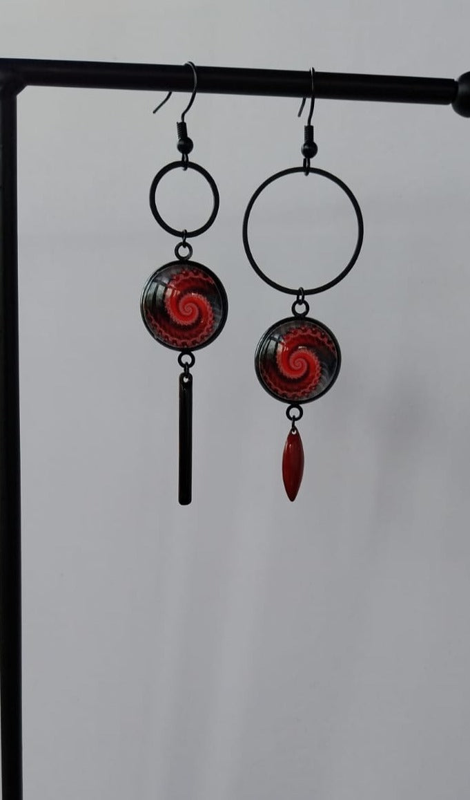 Boucles d'oreille spirales asymétriques rouge et noir