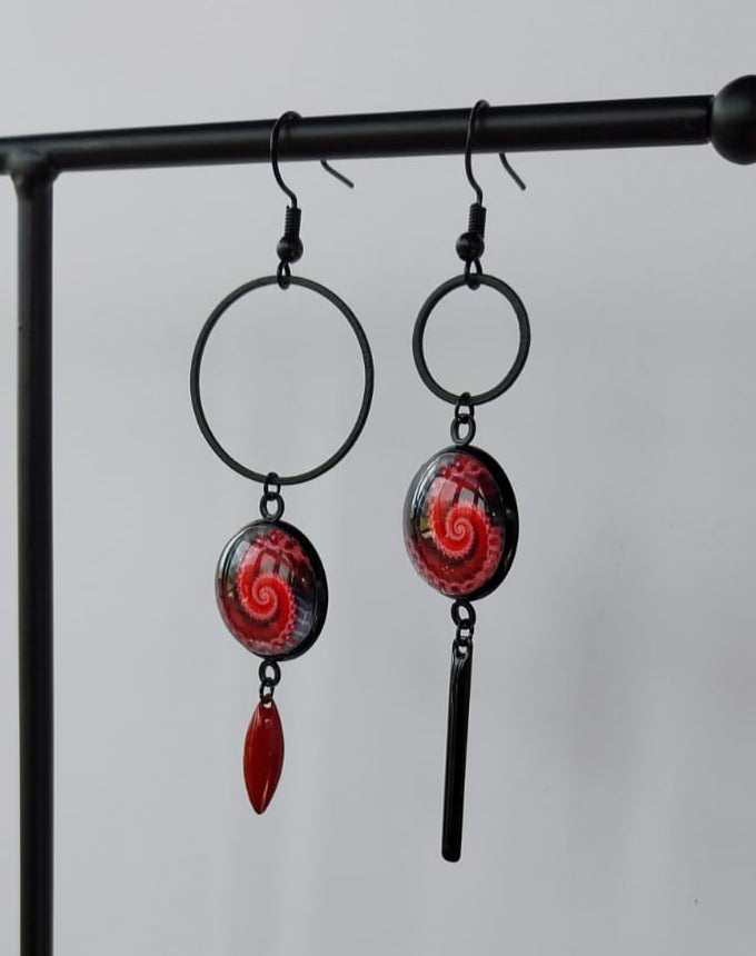 Boucles d'oreille spirales asymétriques rouge et noir