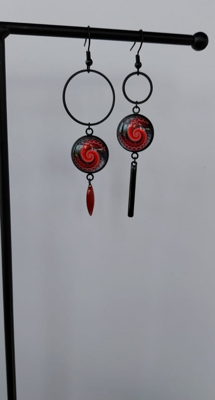 Boucles d'oreille spirales asymétriques rouge et noir