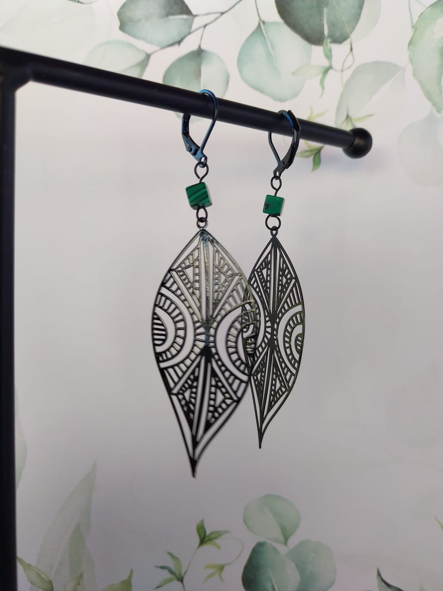 Boucles pendantes noires et malachite vertes et noires.