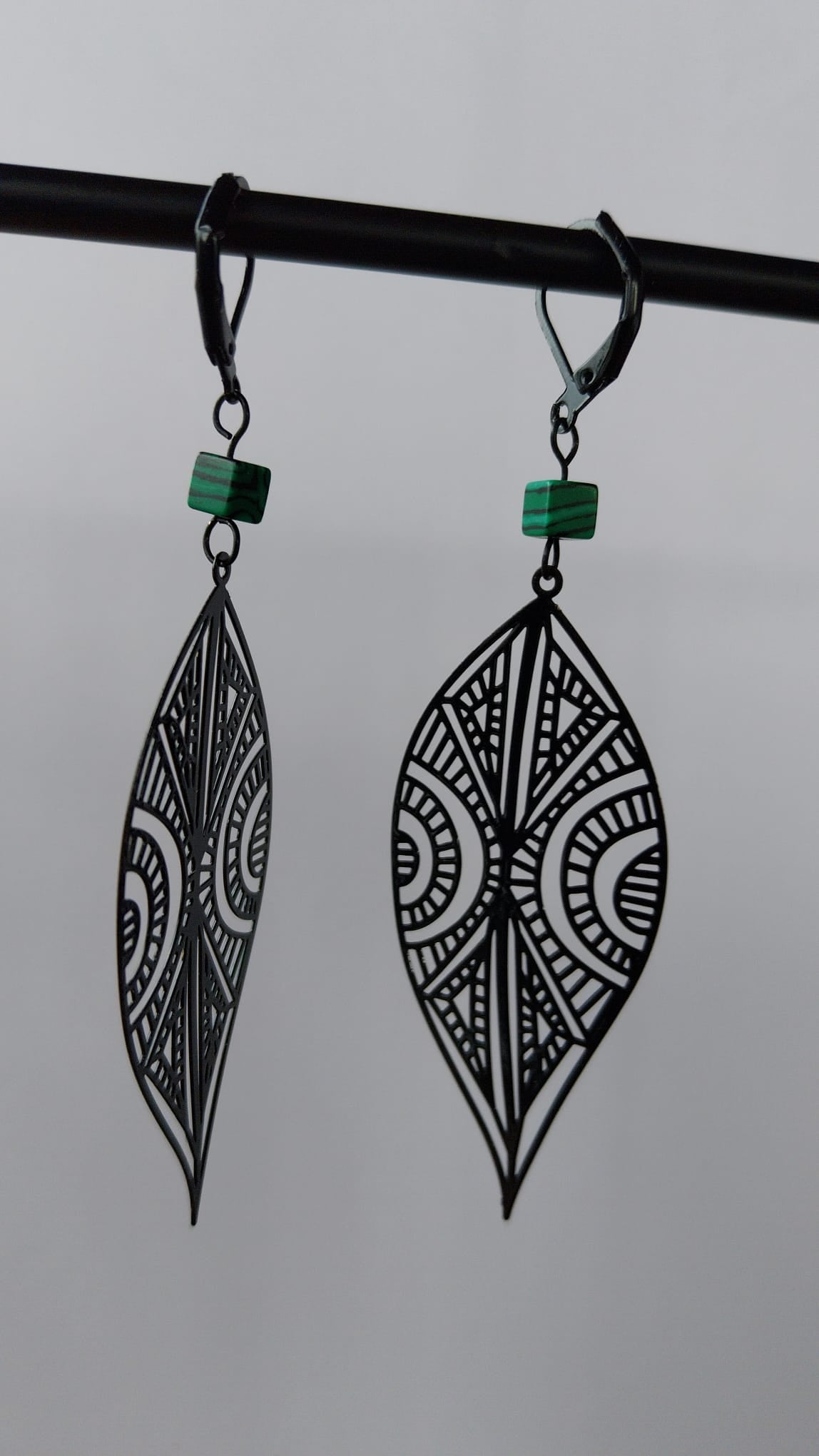 Boucles pendantes noires et malachite vertes et noires.