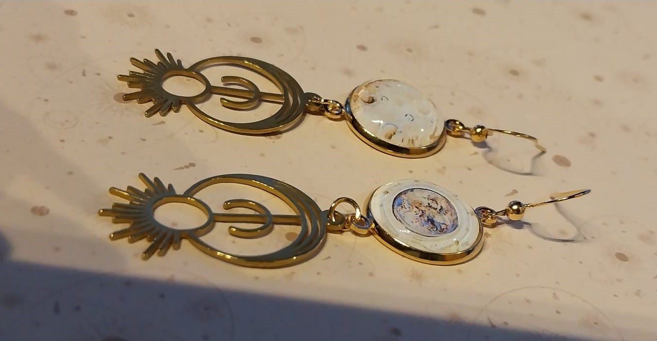 Boucles d'oreille soleil et croissant de lune couleur or cabochon et breloque mystique