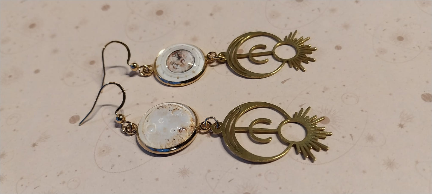 Boucles d'oreille soleil et croissant de lune couleur or cabochon et breloque mystique